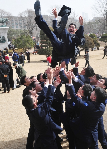 2015년 건국대 학위수여식에서 동물생명과학대학 축산경영·유통경제학전공을 졸업한 전준형 학생은 성적우수 장학금 등 각종 교내 장학금과 가정형편을 배려한 국가장학금 등을 합쳐 대학 4년간 34회, 총 3,380만원의 장학금을 받고 졸업하며 우수한 성적으로 이사장상을 받았다