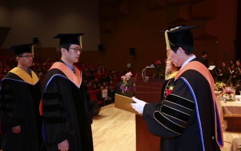 군산대학교가 23일 오전 11시 군산대학교 아카데미홀에서 2014학년도 전기 학위수여식을 개최했다.