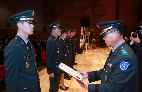군산대학교 155학군단이 24일 군산대학교 아카데미홀에서 학군사관 후보생 및 학부모, 주요 관련자 300여명이 참석한 가운데 2015 학군사관후보생 임관 전 축하행사 및 승급·입단식을 개최했다.