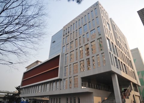건국대학교가 원로 기업가의 기부를 통해 단일 학과(부동산학) 건물로 신축된 해봉(海峰) 부동산학관을 완공하고 25일 오후 서울 광진구 능동로 서울캠퍼스 교정에서 준공식을 열었다.