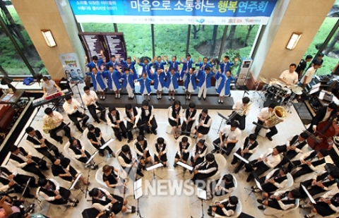 마음으로 소통하는 행복연주회에서 청각장애 유소년들로 구성된 사랑의 달팽이 클라리넷 앙상블과 다문화가정 지구촌합창단 단원들이 멋진 연주