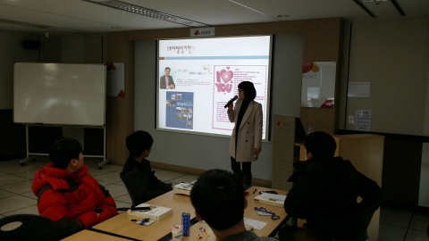 한국보건복지인력개발원 부산사회복무교육센터에서는 26일 직무교육 중 지역사회의 명사를 초청하여 사회복무요원들의 커뮤니케이션 능력향상을 위한 특강을 진행하였다.