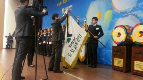 사진2도로교통공단이 국민권익위원회가 실시한 17개 광역 지방자치단체와 75개 기초지자체, 7개 공공기관의 2014년도 고충민원 처리실태에 대한 평가에서 우수기관으로 선정돼 제3회 국민권익의 날 기념식에서 국민권익위원장 기관표창을 수상 했다.