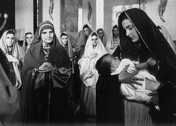 영화 하느님의 어머니에서 안나 성녀로 출연한 테클라 메를로 수녀, 왼쪽에서 세 번째