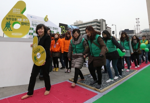 걸으면서 기부하는 ‘착한걸음 6분걷기캠페인’에 박희경대표이사와 임직원들이 함께 울퉁불퉁한 6분 트랙을 걷고 있다.