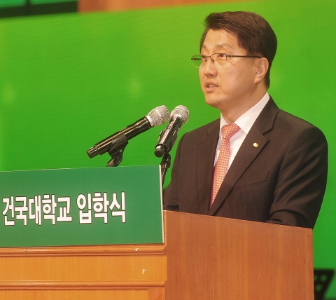 건국대학교(총장 송희영)는 2일 오전 10시부터 서울 광진구 능동로 교내 새천년관 대공연장과 국제회의장 등에서 2015학년도 신입생 입학식을 개최했다. 진웅섭 금감원장이 강연을 하고 있다.