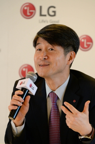 LG전자가 올해 수익성 제고 및 프리미엄 브랜드 이미지 강화를 통해 2위와 격차를 줄이는 의미있는 글로벌 3위 스마트폰 제조사로 입지를 공고히할 계획이다