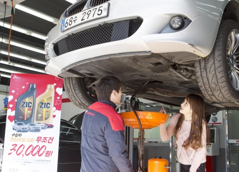 SK네트웍스의 자동차서비스 브랜드 스피드메이트는 오는 5월말까지 2011년식 수입차 운전고객을 대상으로 최고급 합성유 ZIC XQ TOP 엔진오일을 3만원에 교환해주는 3만원의 행복 프로모션을 진행한다. 한 여성 운전고객이 수입차 경정비 서비스를 제공하는 스피드메이트 오천점에 방문, 엔진오일 교환 서비스를 받고 있다.
