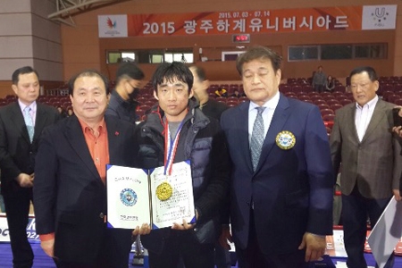 건국대 물리학부 김재현 학생(28·삼성)이 2015 한국권투연맹(KBF) 전국 신인왕전 페더급에서 우승해 신인왕이 됐다.