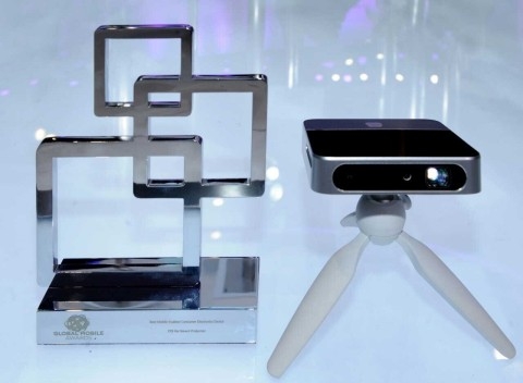 ZTE의 스마트 프로젝터가 모바일 월드 콩그레스 2015에서 &#039;최우수 모바일 기반 컨슈머 전자기기’상을 수상했다.