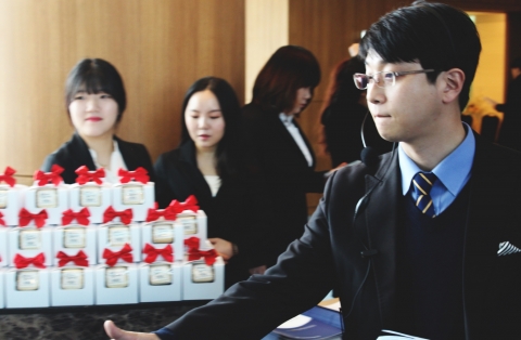 입학식 실습 중인 한국문예 파티이벤트학부 학생들