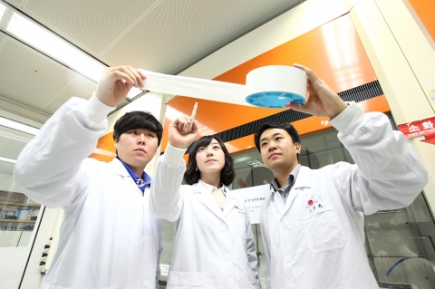 대전에 있는 LG화학 기술연구원에서 연구원들이 SRS®(안전성강화분리막)을 검사하고 있다