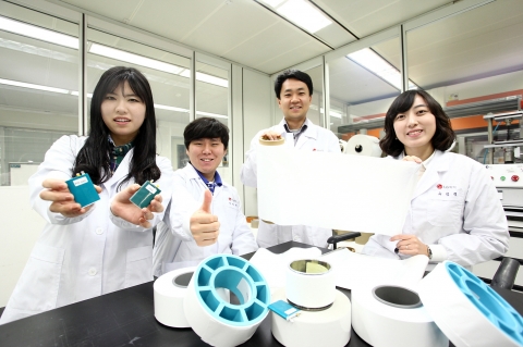 대전에 있는 LG화학 기술연구원에서 연구원들이 SRS®(안전성강화분리막)을 살펴보고 있다