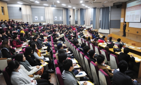 6일 오후 서울 광진구 능동로 건국대 종합강의동 경력개발강의실에서 열린 2015상반기 SK그룹 채용 및 바이킹 챌린지 설명회장을 가득 메운 학생들이 지난해 선발된 신입사원의 입사 성공사례를 듣고 있다.