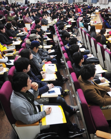 6일 오후 서울 광진구 능동로 건국대 종합강의동 경력개발강의실에서 열린 2015상반기 SK그룹 채용 및 바이킹 챌린지 설명회장을 가득 메운 학생들이 지난해 선발된 신입사원의 입사 성공사례를 듣고 있다.