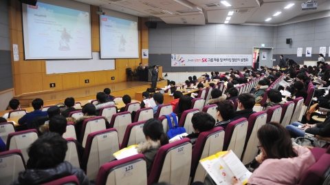 6일 오후 서울 광진구 능동로 건국대 종합강의동 경력개발강의실에서 열린 2015상반기 SK그룹 채용 및 바이킹 챌린지 설명회장을 가득 메운 학생들이 지난해 선발된 신입사원의 입사 성공사례를 듣고 있다.
