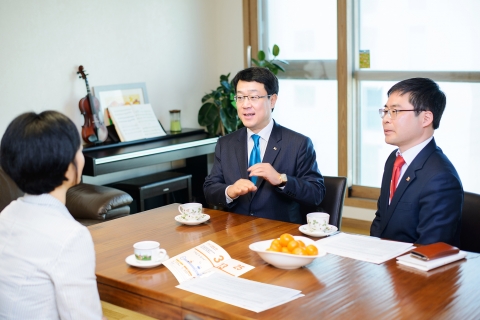 ING생명  정문국 대표이사 사장이 10일 재정 컨설턴트(FC)와 함께 서울 반포의 한 고객을 직접 찾아가 만나는 자리를 가졌다.