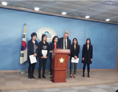 휴메인 소사이어티 인터네셔널이 11일 국회 정론관에서 열린 화장품법 일부 개정안 발의 기자회견에서 환영의 뜻을 밝혔다.