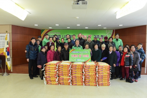 도로교통공단이 지역사회 소외계층을 위한 사회봉사활동으로 중구 신당 제5동사무소를 찾아 기초수급자, 차상위계층 등과 같은 어려운 이웃에게 사랑의 쌀 100포 기증 행사를 실시했다.