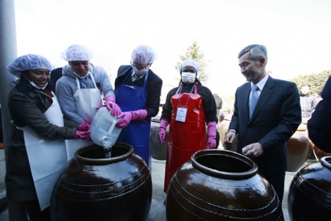 인산가가 지난 7일 경남 함양 인산연수원에서 주한 외국 대사 부부 초청 전통 장 담그기 행사를 성황리에 마쳤다