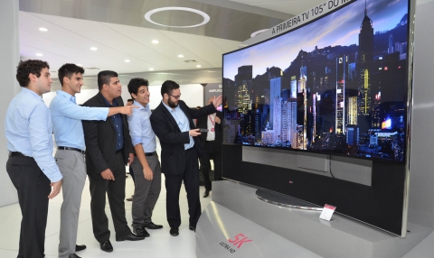 LG전자가 12일 브라질 상파울루에서 2015년 TV신제품 발표회를 열고 현지 프리미엄 TV 시장 공략에 박차를 가한다
