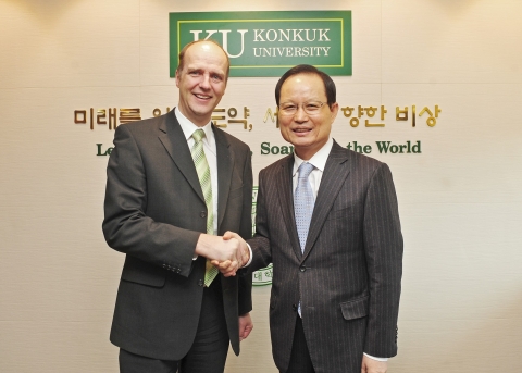 건국대 송희영 총장(오른쪽)이 지난 14일 서울 광진구 능동로 건국대 행정관에서 독일 뷔르츠부르크 슈바인푸르트 응용과학대학 로버트 그레너 총장(왼쪽)과 교류협력 확대 방안을 논의한 후 악수하고 있다.