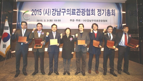 The fourth person from the right is Director of Apgujeong YK Plastic Surgery, Kim Yong-gyu.
