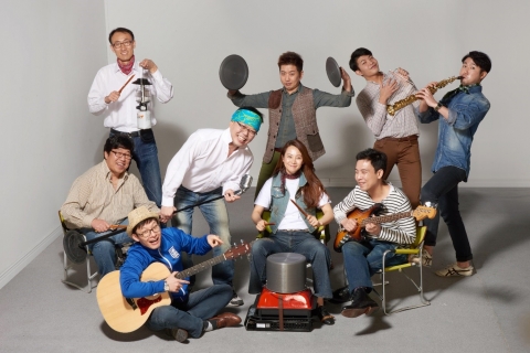 캠핑퍼스트 이동환 대표(보컬)와 바우드 박성호 대표(기타리스트)외 TFT이 캠핑용품으로 하모니를 구성하고 있다.