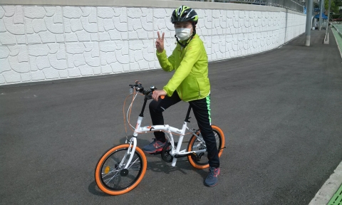 해피홈런을 통해 자전거를 지원받은 소아암 어린이가 자전거를 타고 있다
