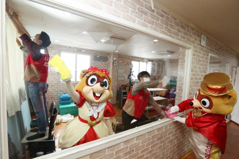 롯데월드 어드벤처(대표 박동기) 임직원들이 18일 서울시 송파구에 위치한 아름다운 꿈 지역아동센터를 찾아 새봄맞이 대청소를 하고 있다.