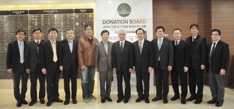 건국대 수의과대학 출신 동문들과 중앙백신연구소(대표 윤인중), 수의과대학(학장 송창선) 소속 교수들이 수의과대학 증축과 수의대 부속 동물병원 리모델링을 위한 발전기금으로 5억 원을 기부했다