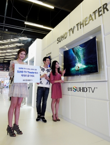 삼성전자는 3월 21일부터 4월 30일까지 삼성동 코엑스 메가박스 영화관 앞에서 SUHD TV 화질이 전하는 영화의 감동을 제대로 전달하기 위한 SUHD TV Theater 이벤트를 진행한다. 사진은 SUHD TV Theater 체험관을 찾은 고객들이 SUHD TV를 체험하고 영화를 감상하는 모습