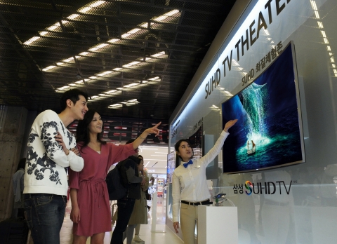 삼성전자는 3월 21일부터 4월 30일까지 삼성동 코엑스 메가박스 영화관 앞에서 SUHD TV 화질이 전하는 영화의 감동을 제대로 전달하기 위한 SUHD TV Theater 이벤트를 진행한다. 사진은 SUHD TV Theater 체험관을 찾은 고객들이 SUHD TV를 체험하고 영화를 감상하는 모습