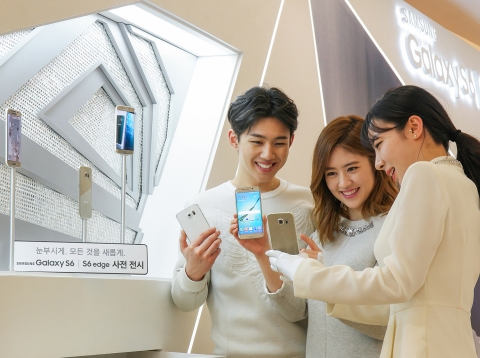 삼성전자 모델이 서울 동대문 디자인 플라자(DDP)에 마련된 쇼룸에서 갤럭시 S6와 갤럭시 S6 엣지 사전 체험 행사를 소개하고 있다.