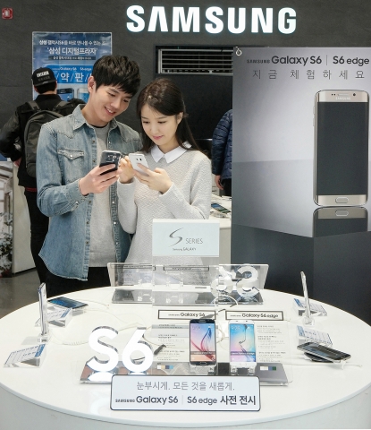 삼성전자 모델이 서울 삼성전자 디지털프라자 강남본점에서 갤럭시 S6와 갤럭시 S6 엣지 사전 체험 행사를 소개하고 있다.
