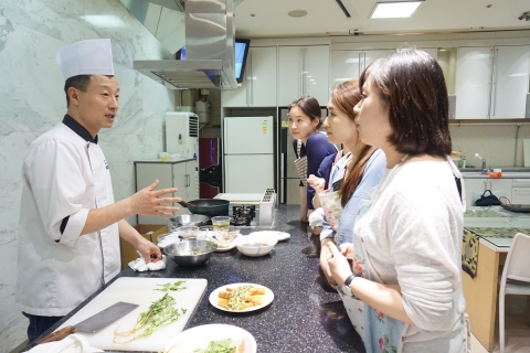 참가자들에게 광둥식 요리를 설명하는 크리스탈 제이드의 왕가흥 셰프
