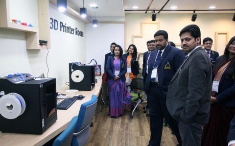인도우정관리자 역량강화 프로그램에 참석중인 인도우정 신규 중간관리자들이 우정공무원교육원내 무한상상실을 찾아 3D 프린팅 시연을 지켜보고 있다.