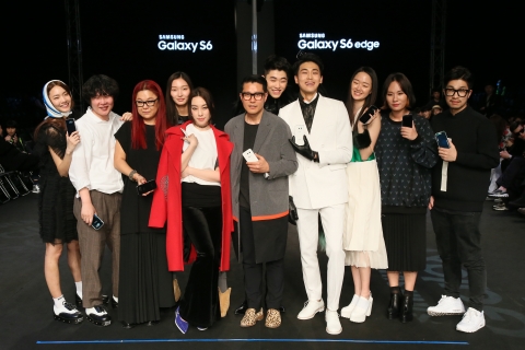 삼성전자 갤럭시 S6 퍼스트 룩(FIRST LOOK) 쇼에 참여한 국내 유명 디자이너들이 참여 모델들과 함께 갤럭시 S6와 갤럭시 S6 엣지를 소개하고 있다. 왼쪽부터 두번째 박승건, 세번째 이주영, 다섯번째 계한희, 여섯번째 한상혁, 열번째, 열한번째 J KOO 디자이너