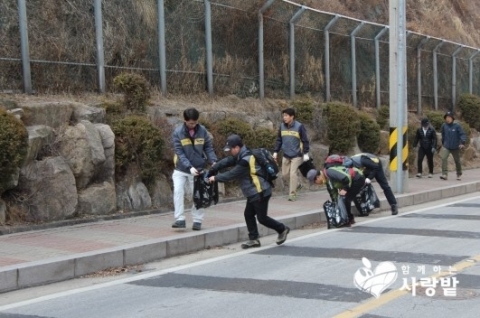 KB국민은행 경영지원그룹과 사단법인 함께하는 사랑밭이 안산 자락길에서 환경개선 봉사를 진행했다