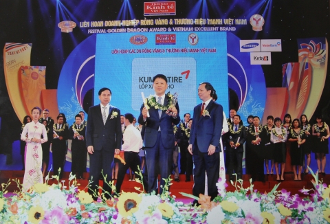 금호타이어가 베트남 ‘2015 골든 드래곤상’을 2년 연속 수상하며, 금호타이어 김현호 베트남 법인장이 수상했다.