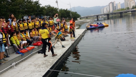 거창군 거창읍내 위천 일원에 위치한 국내 수상안전체험장 1호인 거창수상인명구조대는 카약 및 오리배, 패들보드, 다인승 보트 등의 준비를 완료하였으며, 2015년 시즌 수상안전체험장 개장과 함께 카약체험장도 오픈하였다.