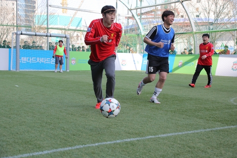 지난 28일 서울 용산역 광장에서 열린 스탠다드차타드은행 트로피컵 - 로드 투 안필드 2015(국제 아마추어 풋살 대회) 한국대표팀 선발전에서 개그콘서트팀과 지난 해 한국 본선 우승팀인 풋살아카데미가 특별 경기를 하고 있다.