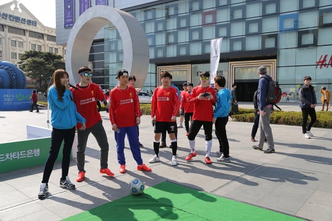 스탠다드차타드은행이 지난 28일 서울 용산역 광장에서 스탠다드차타드은행 트로피컵 로드 투 안필드 2015(이하 트로피컵 2015) 한국대표팀 선발전을 성황리에 마쳤다고 29일 밝혔