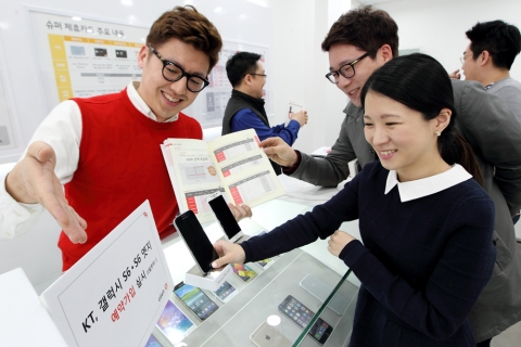 KT는 삼성전자 플래그십 모델인 갤럭시S6, 갤럭시S6 엣지의 예약가입을 4월 1일부터 4월 9일까지 전국 올레매장 및 온라인 공식채널인 올레샵(shop.olleh.com)을 통해 진행한다고 밝혔다. 사진은 올레매장에서 갤럭시S6, 갤럭시S6 edge 예약가입을 진행하는 모습