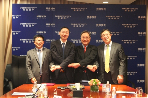 건국대병원과 더 클래식500은 중국 상하이에서 푸싱 그룹과 중국 베이징에 최고급 의료복합시설 건립사업을 위한 3자간 업무협약을 체결했다고 31일 밝혔다. 왼쪽부터 푸싱그룹 산하 헬스케어 부문 투자업체인 상해성쌍건투자관리유한공사 주성휘 총재, 푸싱부동산홀딩스 유원동 집행총재, 건국대병원 한설희 병원장, 더 클래식 500 박동현 사장.