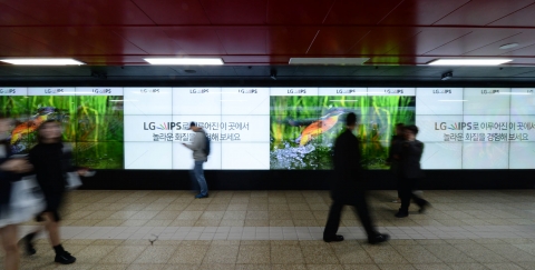 LG전자가 삼성역과 코엑스 연결 통로에 있는 디지털 미디어 터널서 IPS의 우수성을 알리는 영상을 상영하며 IPS 우수성 알리기에 나섰다. 디지털 미디어 터널은 LG IPS 사이니지 126대로 제작된 초대형 광고판이다. 디지털 미디어 터널을 지나가는 시민들이 IPS디스플레이의 선명한 영상을 보고 있다.