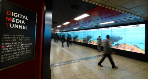 LG전자가 삼성역과 코엑스 연결 통로에 있는 디지털 미디어 터널서 IPS의 우수성을 알리는 영상을 상영하며 IPS 우수성 알리기에 나섰다. 디지털 미디어 터널은 LG IPS 사이니지 126대로 제작된 초대형 광고판이다. 디지털 미디어 터널을 지나가는 시민들이 IPS디스플레이의 선명한 영상을 보고 있다.
