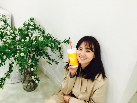 30일, 배우 윤승아가 자신의 인스타그램에 스무디킹의 슬림 앤 슬림 스트로베리를 즐기는 모습을 공개했다.