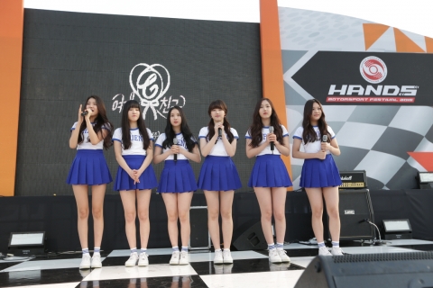 인기 아이돌 걸그룹 여자친구가 핸즈 모터스포츠 페스티벌 2015 개막전의 마지막을 장식했다