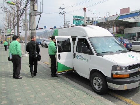 도로교통공단 서울지부가 교통안전을 저해하는 도로상의 위험요소를 제거함으로써, 쾌적하고 안전한 교통환경을 만들기 위하여 상습정체 및 교통사고 다발지점으로 선정된 도봉구 노원교교차로와 은평구 구산역교차로에 대한 관계기관 합동점검을 실시하였다.